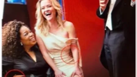 Gafă într-o fotografie cu vedete: Oprah Winfrey cu trei mâini şi Reese Witherspoon cu trei picioare