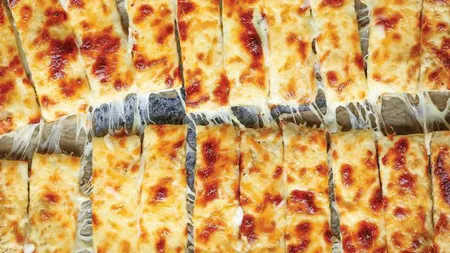 Pizza crocantă cu brânză