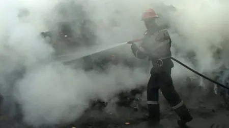 Incendiu puternic în Buzău: ard peste 40 de tone de furaje şi anexe de pe cinci proprietăţi