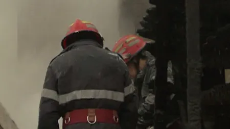 Incendiu violent într-un bloc, bărbat scos pe braţe de pompieri