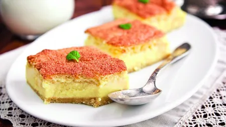 Prăjitură cu brânză şi aluat de biscuiţi