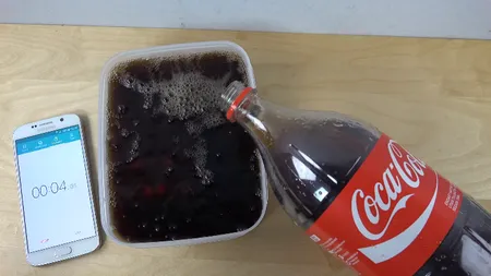 Ce se întâmplă cu un Samsung Galaxy S6 după ce îl ţii 2 minute în Coca-Cola! Nu te aşteptai în veci la asta VIDEO