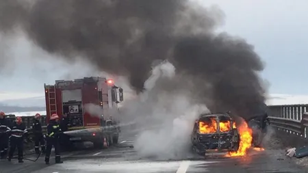 Maşină făcută scrum pe A1. Un Logan MCV a luat foc în mers VIDEO