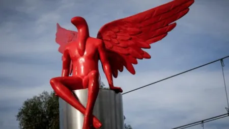 Statuia unui înger roşu, dărâmată de protestatari greci pentru că îl simboliza mai degrabă pe Lucifer
