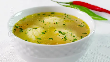 Supă de găluşte cu carne de cocoş de ţară