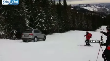 Tupeu incredibil al unui şofer din Cluj. A intrat cu maşina pe pârtie, printre schiori VIDEO
