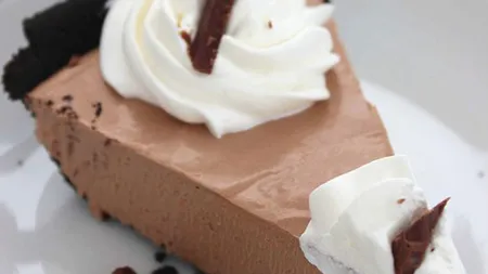 Tartă cu ciocolată şi frişcă. Un desert delicios pentru cei dragi