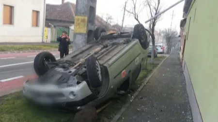 Accident spectaculos în Arad. Un taxi s-a răsturnat după ce s-a ciocnit cu un alt autoturism