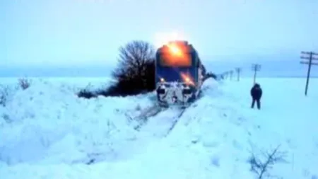 Tren cu 50 de pasageri, blocat în nămeţi