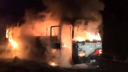 Autobuz mistuit de flăcări, clipe de groază. În momentul în care a văzut flăcările, şoferul a avut o reacţie uimitoare