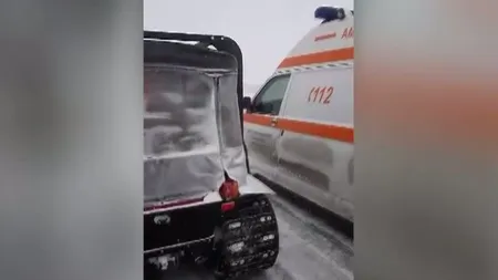 Incidente grave din cauza vremii. O femeie însărcinată a fost preluată de o autoşenilată, după ce a început să aibă contracţii