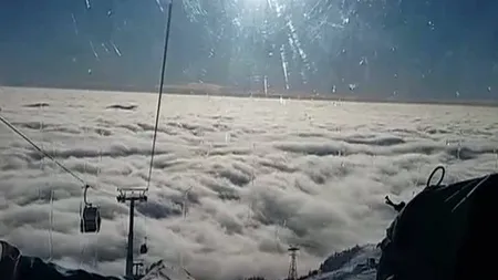 Imagini spectaculoase în Munţii Bucegi, turiştii au mers cu telecabina deasupra norilor