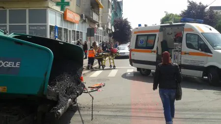 Intervenţie scandaloasă a ambulanţei. Victima unui accident a fost urcată pe targă fără să-i fie imobilizate picioarele