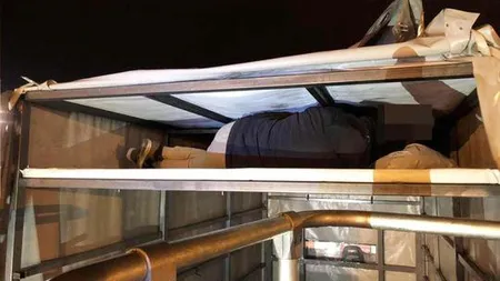 Migranţi din Siria şi Irak, prinşi la graniţa cu Ungaria. Erau ascunşi sub prelata unui camion