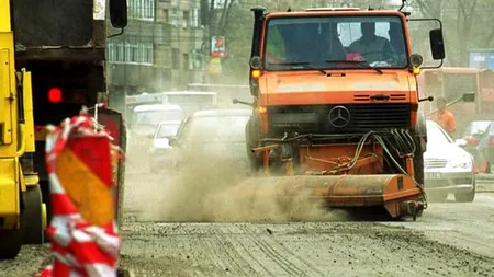 HOŢUL MUNCITOR. A decopertat o stradă pe o porţiune de 800 de metri şi a vândut asfaltul. Cât a încasat