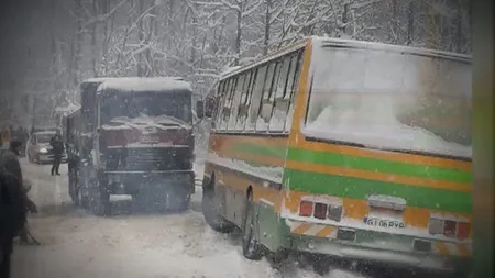 Un autobuz şcolar cu 40 de elevi a derapat şi a ajuns în şanţ în Gorj. Trafic rutier blocat pe A1 din cauza unui TIR care a derapat
