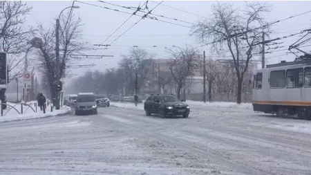 Circulaţie îngreunată în Capitală din cauza ninsorii. Tramvai deraiat în zona Bulevardului 1 Decembrie