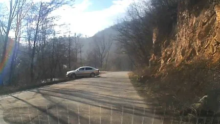 Un bărbat a plonjat cu maşina în râul Cerna