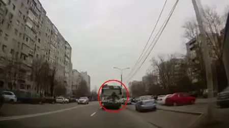 Imagini incredibile surprinse în Constanţa. Un adolescent s-a agăţat de partea din spate a unui autobuz VIDEO