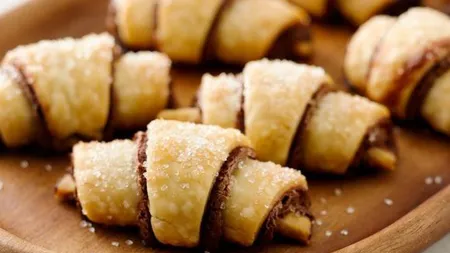 Cornuleţe cu cremă de ciocolată