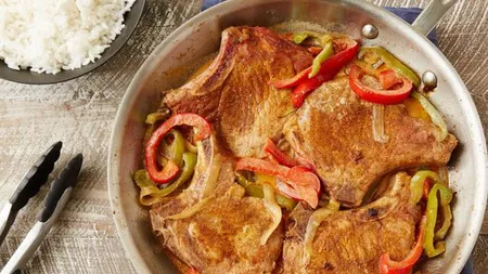 IDEE DE CINĂ: Cotlete de porc cu legume la tigaie