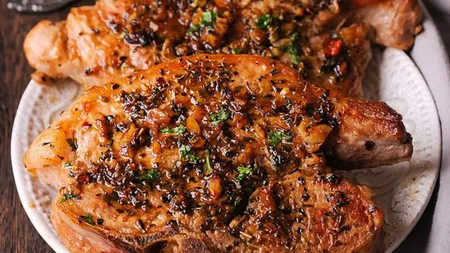 IDEE DE CINĂ: Cotlete de porc în sos de usturoi şi vin alb