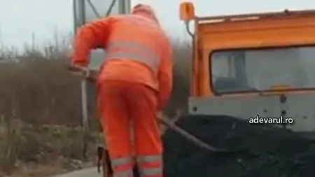 Dorel loveşte din nou: A fost filmat în timp ce turna astfalt fierbinte în gropile pline cu apă VIDEO