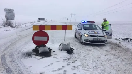 Zeci de oameni izolaţi din cauza zăpezilor şi viscolului în Mehedinţi