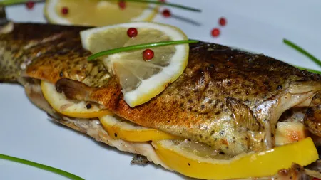 Păstrav la cuptor. 10 reţete delicioase pentru zilele din post cu dezlegare la peşte