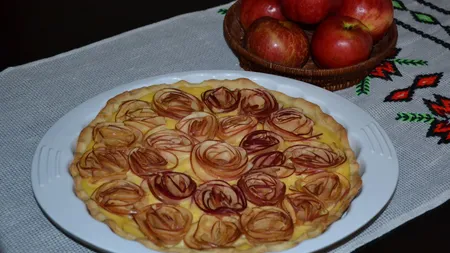Tartă cu trandafiri din mere şi crema de vanilie