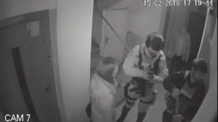 Momentul în care mascaţii au intrat în casă peste familia unui profesor, surprins de CAMERELE VIDEO. Poliţia și Parchetul fac anchetă