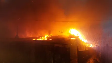 Incendiul violent la Medgidia. 10 case au fost cuprinse de flăcări, 43 de persoane sunt evacuate  VIDEO