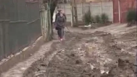 Îngropaţi în noroi din cauza lucrărilor pentru canalizare. Părinţii îşi cară copiii în spate, pentru a ajunge la şcoală