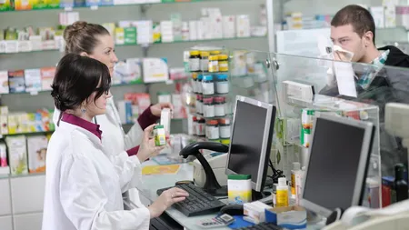 Ce mai cer românii în farmacii: Tinctură de pompolis, o cutie de 4 oase sau alcool puricat COLECŢIE PERLE