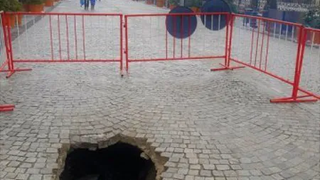 O bucată din pietonala din centrul Iaşului s-a surpat. Perimetrul a fost securizat