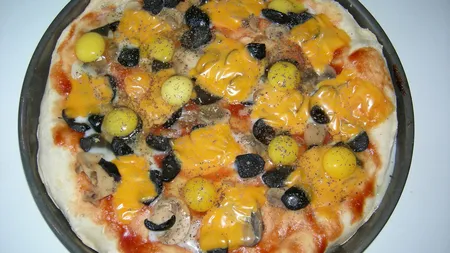Pizza cu ouă de prepeliţă