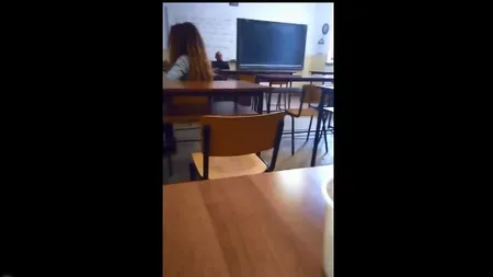 Elevele care şi-au filmat profesorul de religie când se masturba în clasă, pedepsite de conducerea şcolii