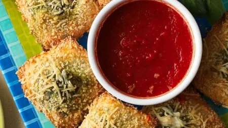 IDEE DE CINĂ: Ravioli cu brânză şi spanac, reţeta preparată la cuptor