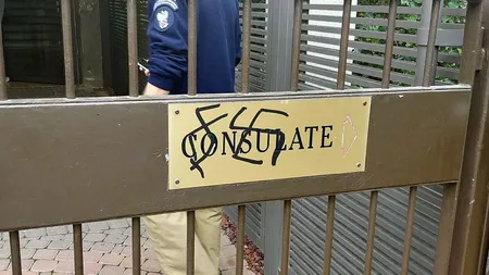 Însemne naziste pe clădirea Ambasadei Poloniei din Tel Aviv