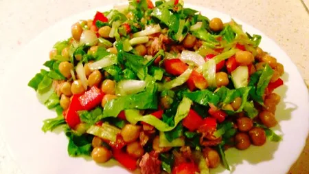 DEZLEGARE LA PEŞTE: Salata de ton cu naut