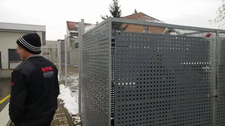 Femeie închisă într-o cuşcă de paznicii unui supermarket din Satu Mare FOTO
