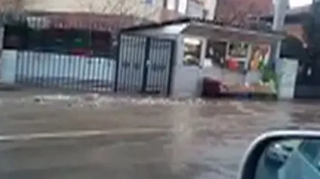 Avarie majoră în Târgu Jiu. Un bulevard întreg a fost inundat din cauza unei defecţiuni