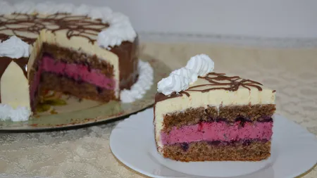 DESERTUL ZILEI: Tort cu cremă de portocale şi mure