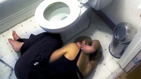 Credea ca are peritonită şi a căzut la podea. Se tăvălea de durere când şi-a dat seama ce iese din ea. Medicii, ŞOCAŢI FOTO