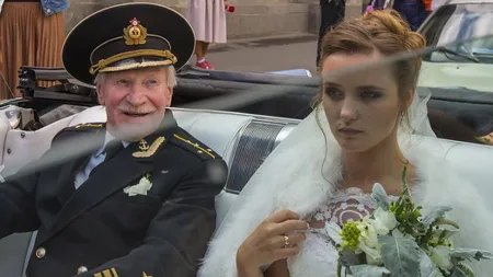 Cea mai ciudată nuntă. Mireasa este mai tânără cu 60 de ani decât mirele. Ginerică se jură că este dragoste adevărată FOTO