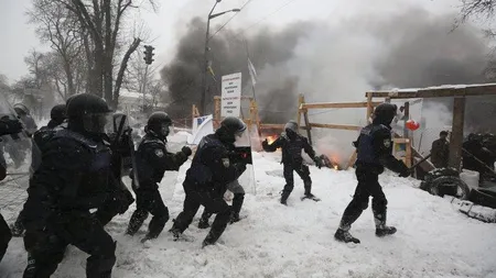 Zece persoane au fost rănite la Kiev când forţele de ordine au îndepărtat corturile protestatarilor din apropierea Parlamentului