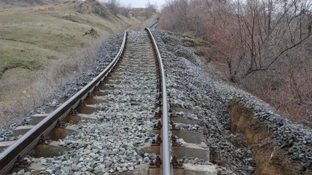 Circulaţie feroviară oprită în judeţul Dâmboviţa din cauza unei alunecări de teren