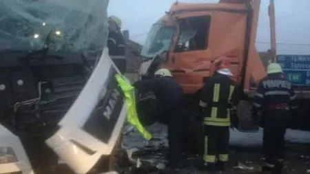Accident grav pe DN 13, între un TIR şi un camion. O persoană, încarcerată FOTO