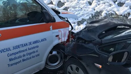 Ambulanţă implicată în accident. O asistentă a fost rănită