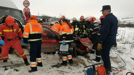 Accident grav pe E 581, în judeţul Vaslui. Un microbuz plin cu pasageri s-a ciocnit cu o maşină